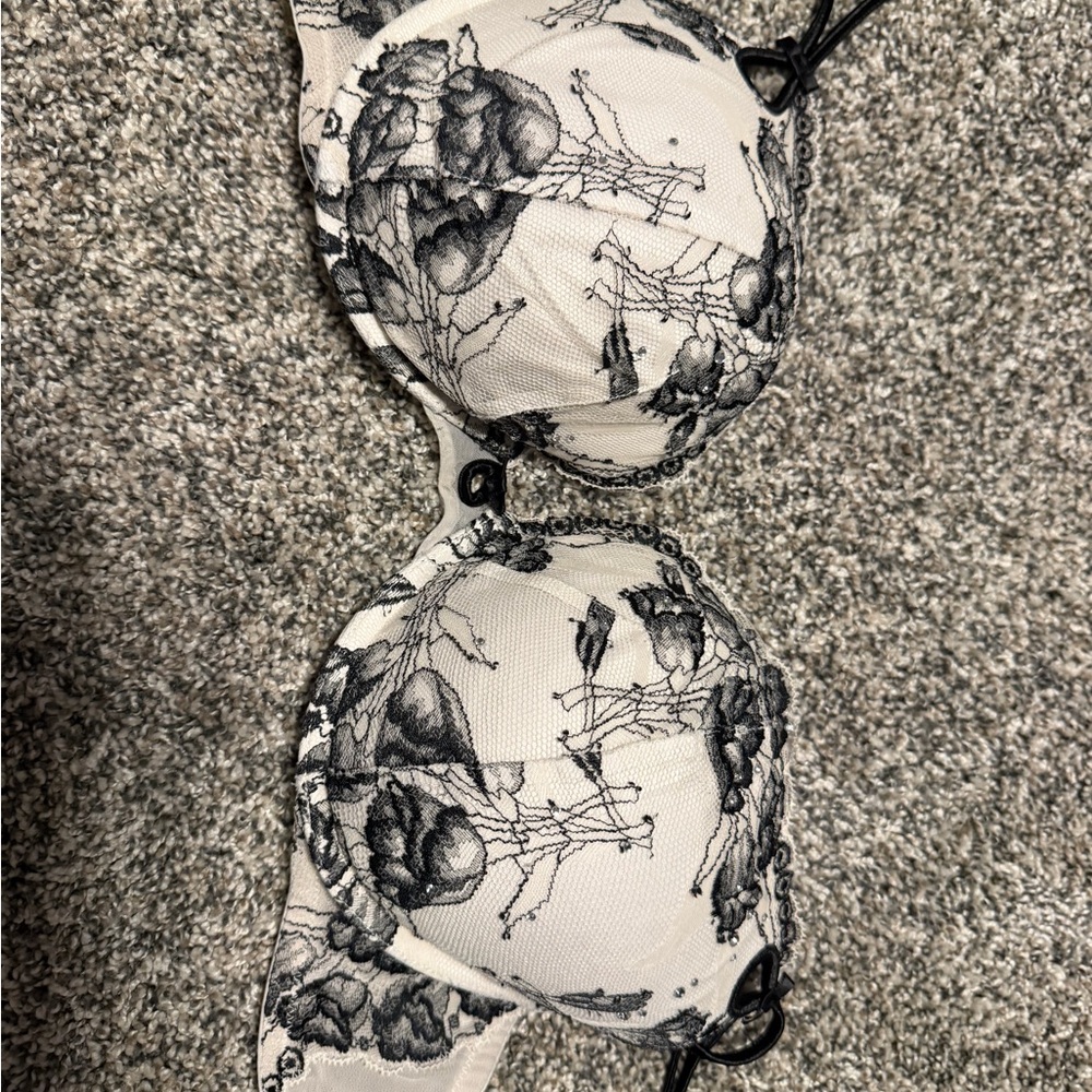 Victoria's Secret “sexy little things”Black and White Floral Lace Bra